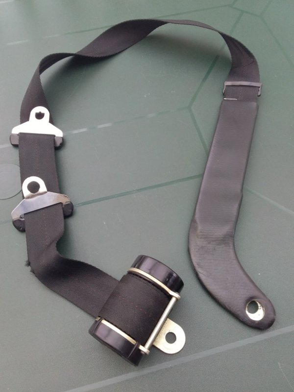 Ceinture enrouleur BMW 2500.jpg